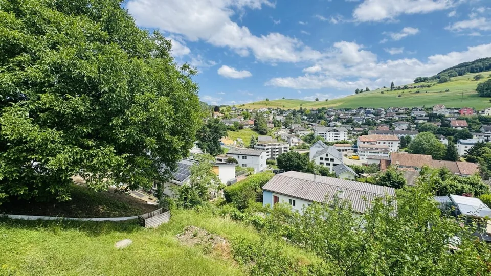 Freistehendes 5-Zimmer-EFH mit Garage, Vorplatz, Balkon, Garten und schöner Aussicht