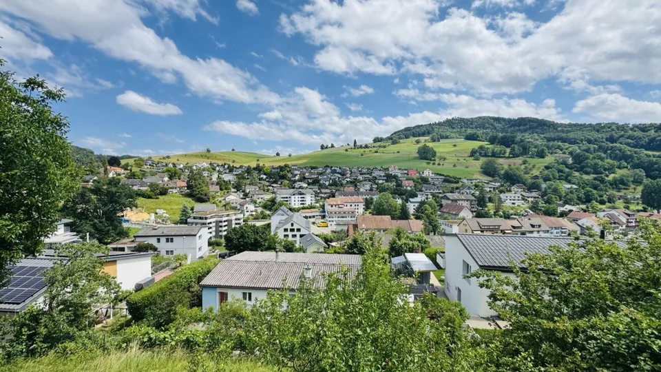 Freistehendes 5-Zimmer-EFH mit Garage, Vorplatz, Balkon, Garten und schöner Aussicht