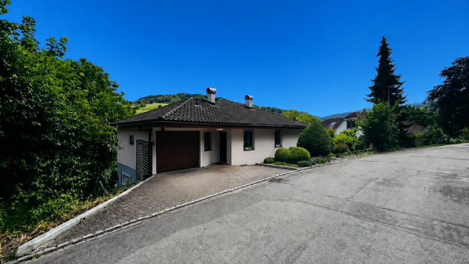 Freistehendes 5-Zimmer-EFH mit Garage, Vorplatz, Balkon, Garten und schöner Aussicht