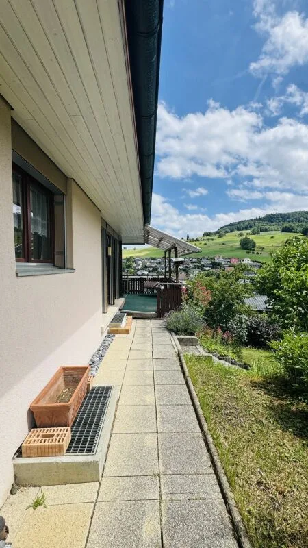 Freistehendes 5-Zimmer-EFH mit Garage, Vorplatz, Balkon, Garten und schöner Aussicht
