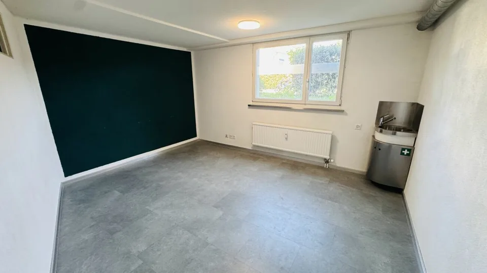 Espace commercial de premier plan au rez-de-chaussée avec parking pour visiteurs et arrêt de bus devant la porte
