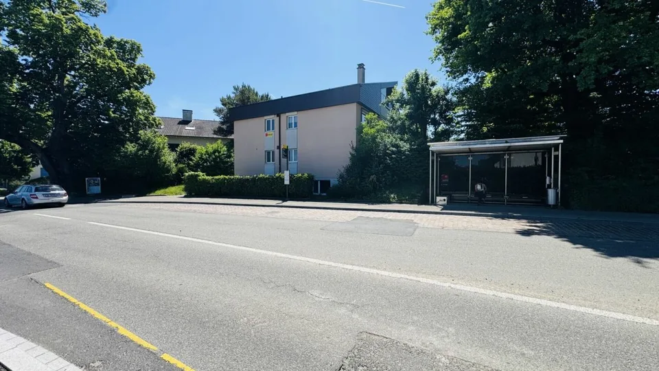 Top Gewerbefläche im EG mit Besucher-PP & Bus vor der Tür