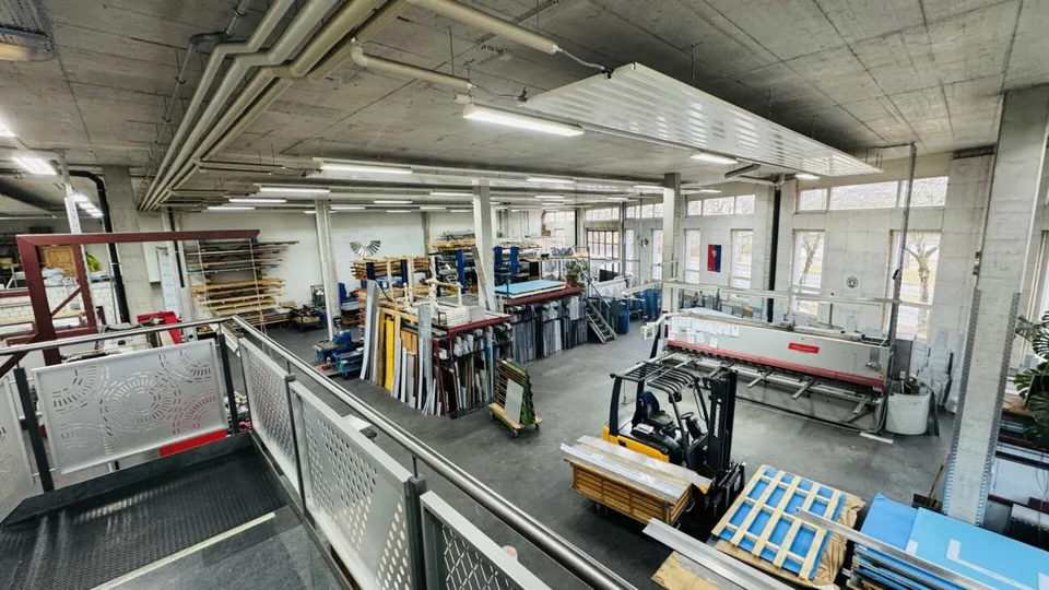 Gewerbehalle mit Ueberhöhe, grosse 5.5-Zimmer-Attikawohnung, Lift und 6 PP
