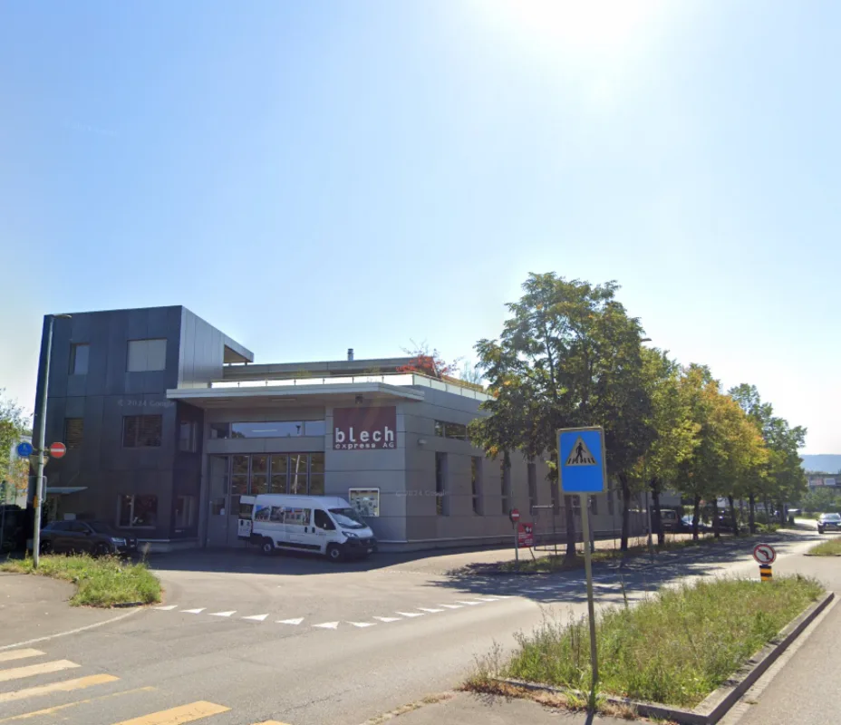 Gewerbehalle mit Ueberhöhe, grosse 5.5-Zimmer-Attikawohnung, Lift und 6 PP