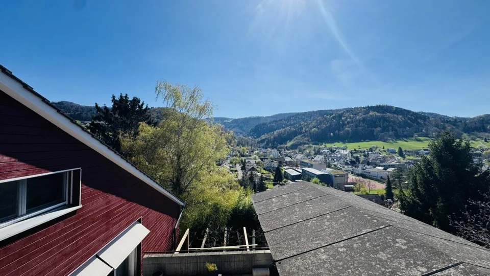 Casa architettonica di 6,5 locali con piscina, box auto, 3 posti auto e vista aperta
