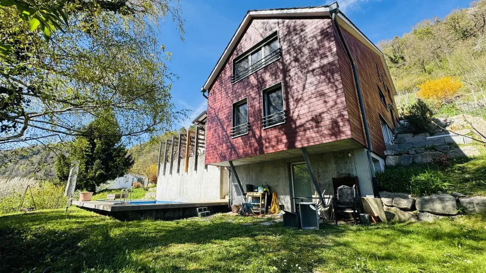 Casa architettonica di 6,5 locali con piscina, box auto, 3 posti auto e vista aperta