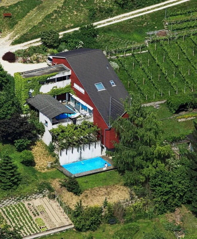 6.5-Zimmer-Architektenhaus mit Pool, Garagenbox, 3 Parkplätzen und Weitsicht
