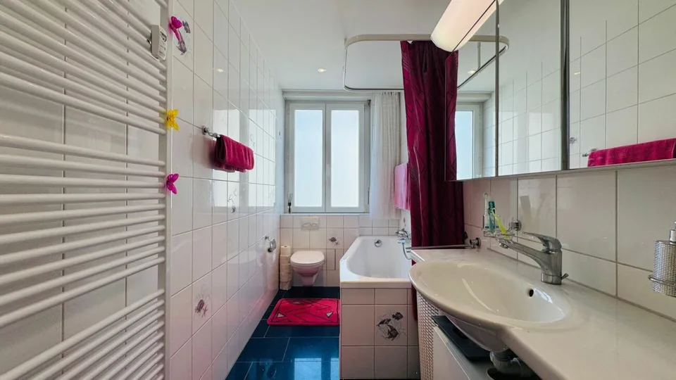 Appartement 3.5 pièces entretenu à Binningen avec ascenseur, balcon de 12 m² et tour de buanderie privée
