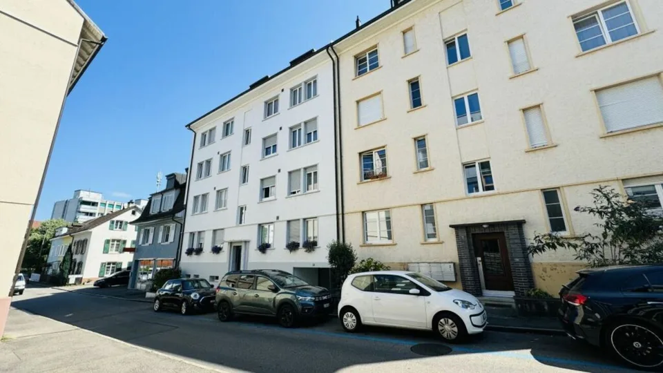 Appartement 3.5 pièces entretenu à Binningen avec ascenseur, balcon de 12 m² et tour de buanderie privée