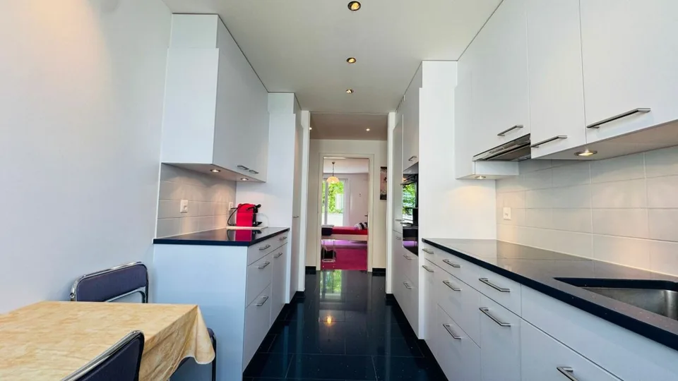 Appartement 3.5 pièces entretenu à Binningen avec ascenseur, balcon de 12 m² et tour de buanderie privée