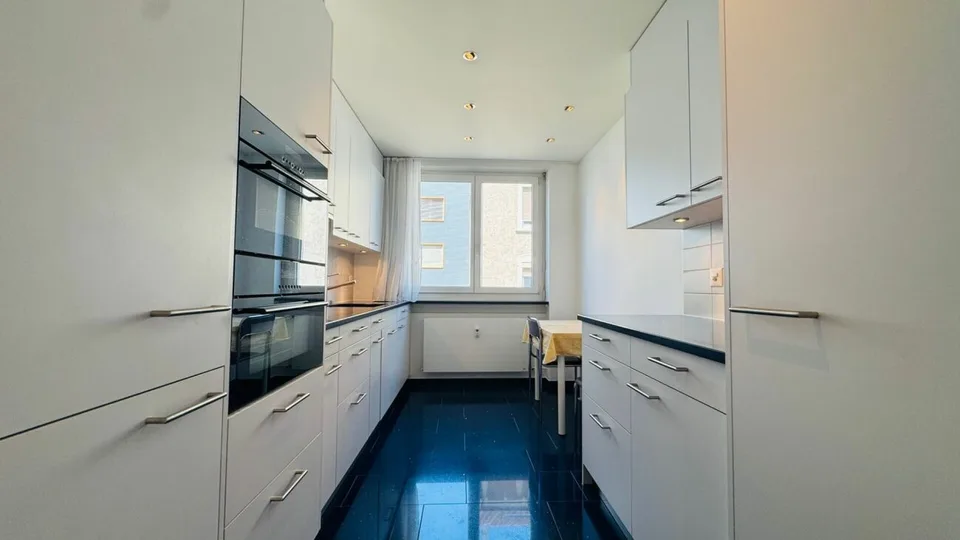 Appartement 3.5 pièces entretenu à Binningen avec ascenseur, balcon de 12 m² et tour de buanderie privée