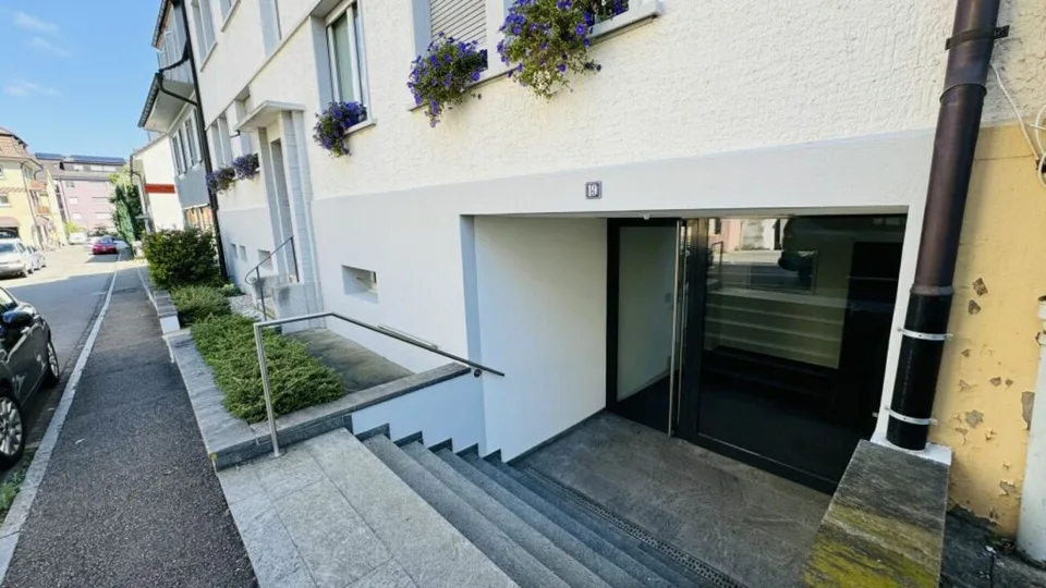 Gepflegte 3.5-Zimmerwohnung in Binningen mit Lift, 12 m² Balkon und eigenem Waschturm
