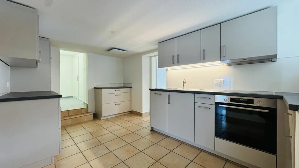 Pflegeleichtes Zweifamilienhaus mit 2 Wohneinheiten, Garage und 4-5 Parkplätzen in Ramlinsburg