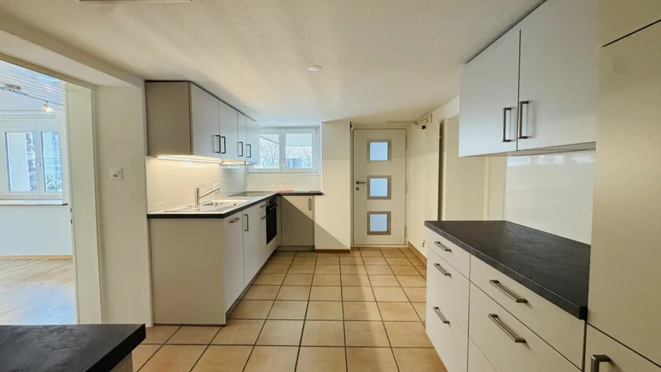 Pflegeleichtes Zweifamilienhaus mit 2 Wohneinheiten, Garage und 4-5 Parkplätzen in Ramlinsburg