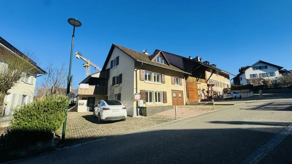 Pflegeleichtes Zweifamilienhaus mit 2 Wohneinheiten, Garage und 4-5 Parkplätzen in Ramlinsburg
