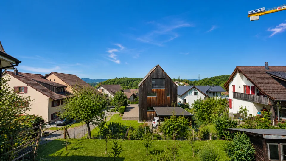 Pflegeleichtes Zweifamilienhaus mit 2 Wohneinheiten, Garage und 4-5 Parkplätzen in Ramlinsburg