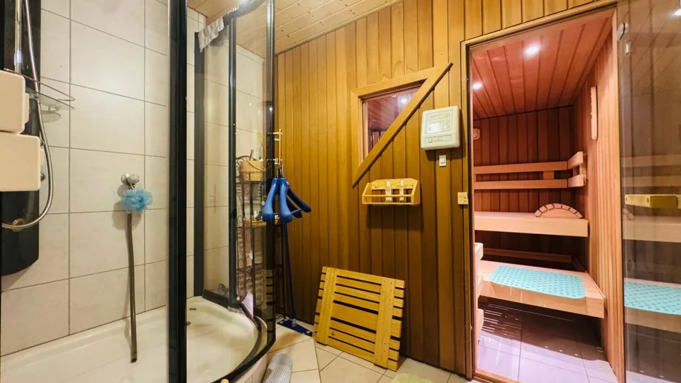 Maison individuelle de 4,5 pièces avec piscine, sauna, jardin d'hiver, garage double & vue