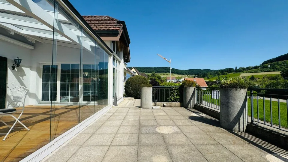 Maison individuelle de 4,5 pièces avec piscine, sauna, jardin d'hiver, garage double & vue