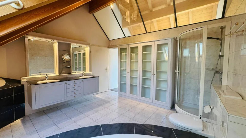 Maison individuelle de 4,5 pièces avec piscine, sauna, jardin d'hiver, garage double & vue