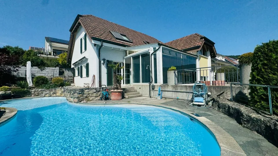 Maison individuelle de 4,5 pièces avec piscine, sauna, jardin d'hiver, garage double & vue