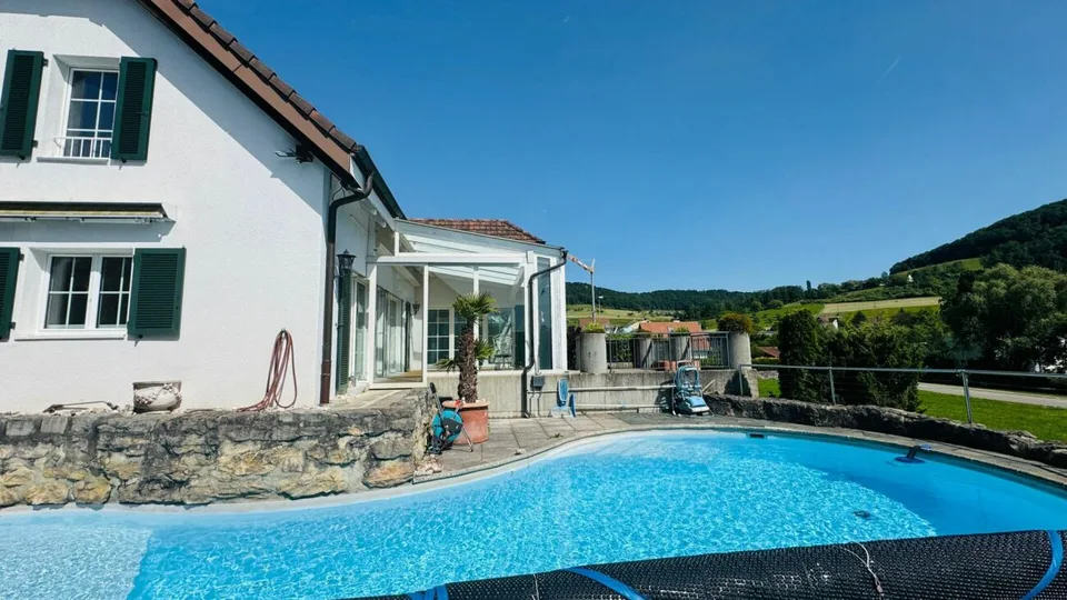 Freistehendes 4.5-Zimmer-Einfamilienhaus mit Pool, Sauna, Wintergarten, Doppelgarage & Aussicht