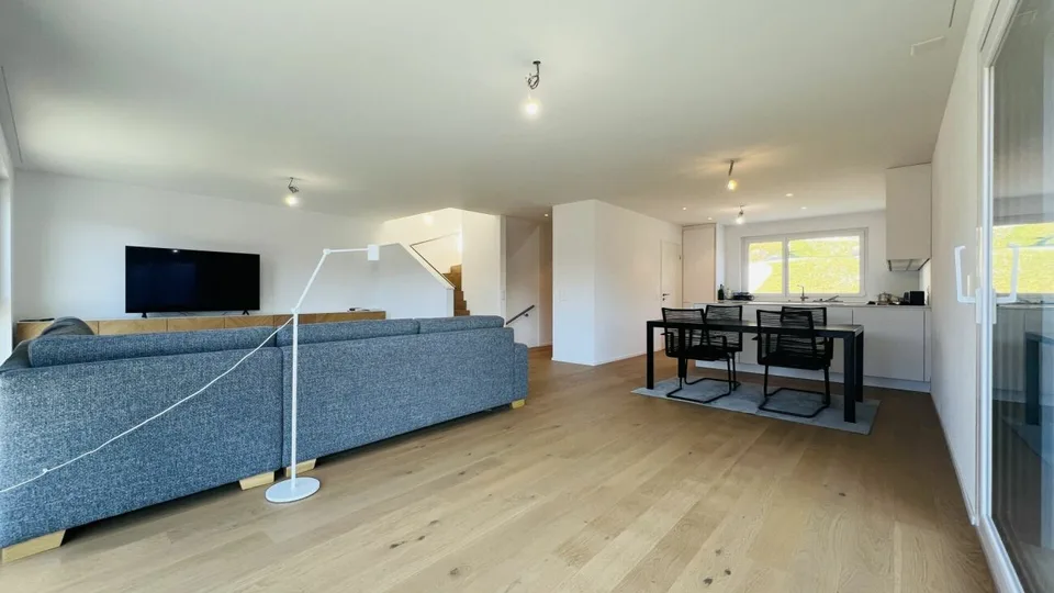 Modernes 5.5-Zimmer-Neubau-Einfamilienhaus mit 2 Bädern, Carport, Parkplatz & Garten in Duggingen