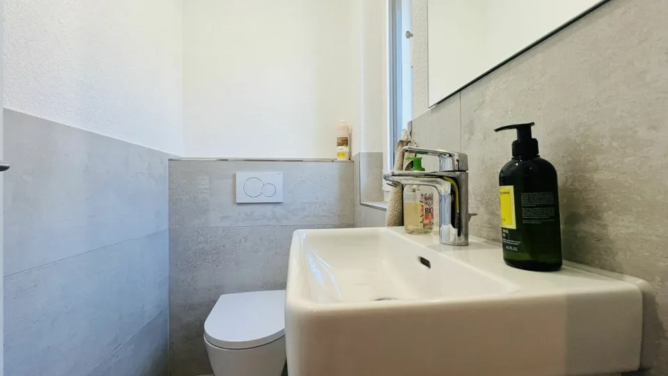 Modernes 5.5-Zimmer-Neubau-Einfamilienhaus mit 2 Bädern, Carport, Parkplatz & Garten in Duggingen