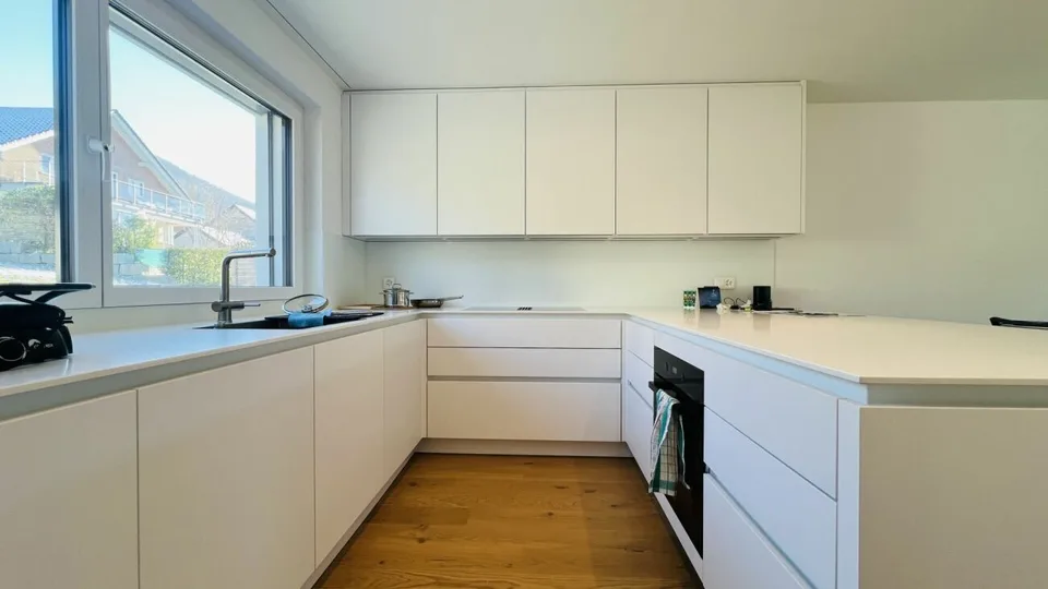 Modernes 5.5-Zimmer-Neubau-Einfamilienhaus mit 2 Bädern, Carport, Parkplatz & Garten in Duggingen