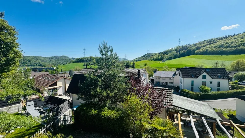 Maison de rang charmante de 5,5 pièces avec jardin, toit neuf, garage et espace de stationnement