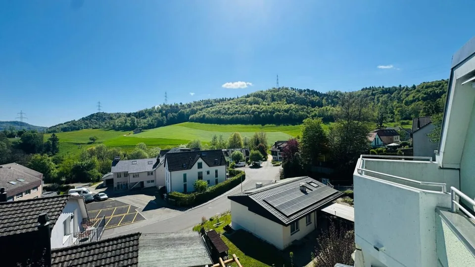 Maison de rang charmante de 5,5 pièces avec jardin, toit neuf, garage et espace de stationnement