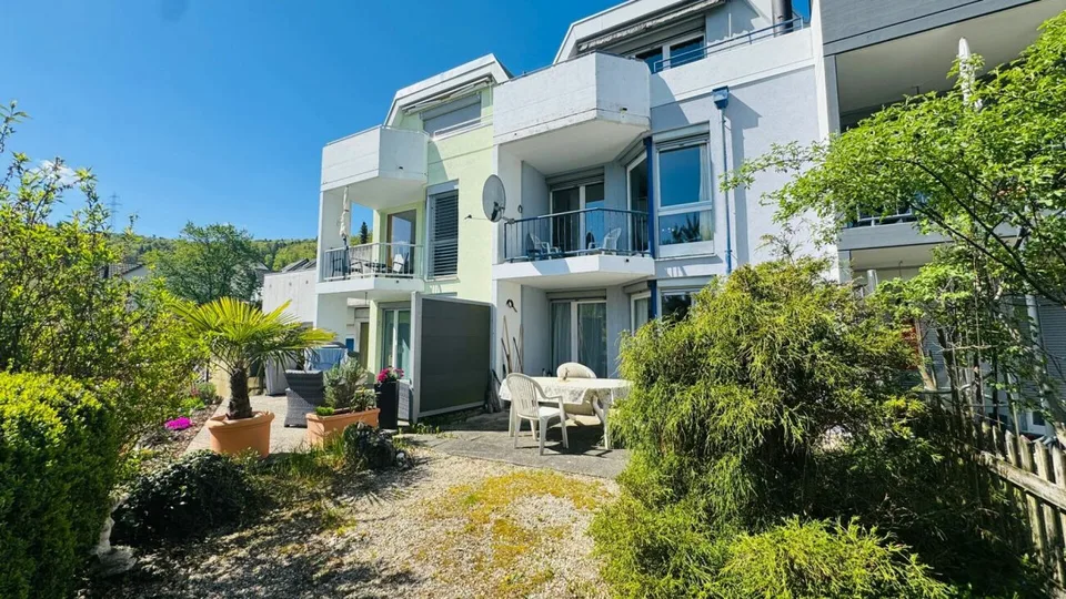 Maison de rang charmante de 5,5 pièces avec jardin, toit neuf, garage et espace de stationnement