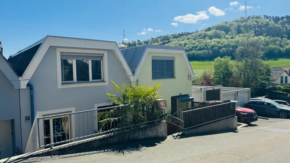 Gemütlches 5.5-Zimmer-Reihenhaus mit Garten, neuem Dach, Garage und Parkplatz