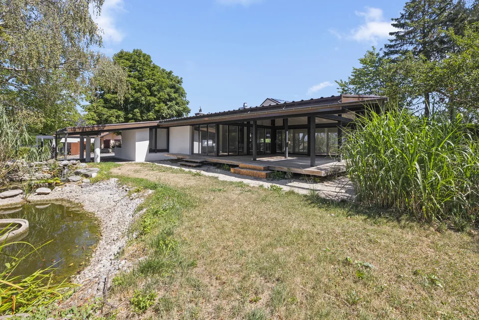 Magnifica villa di architetto con fronte in vetro nel cuore di un'oasi verde