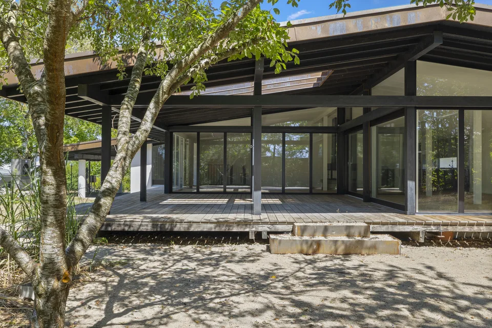 Magnifica villa di architetto con fronte in vetro nel cuore di un'oasi verde