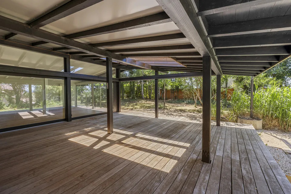 Magnifica villa di architetto con fronte in vetro nel cuore di un'oasi verde
