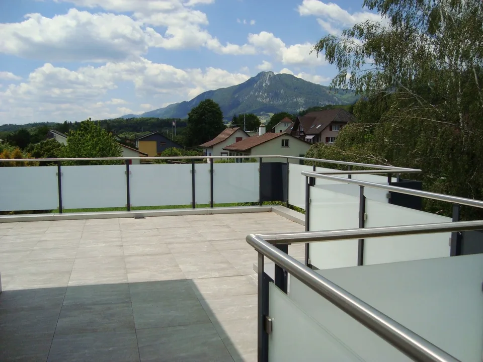 Moderne Attikawohnung mit sonniger Terrasse und Blick ins Grüne