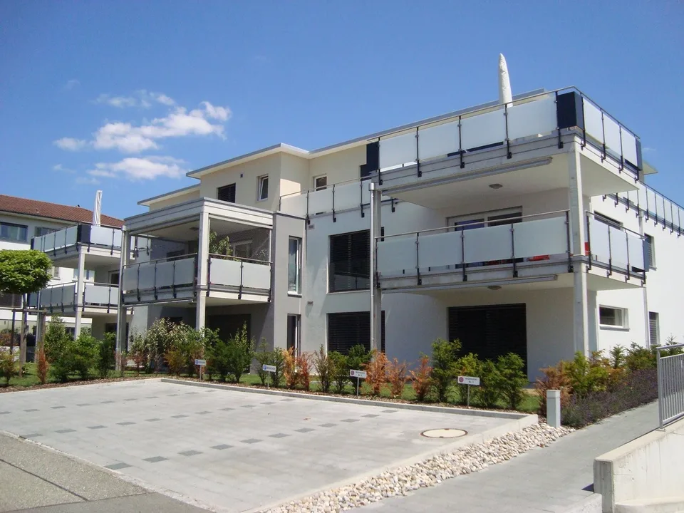Moderne Attikawohnung mit sonniger Terrasse und Blick ins Grüne