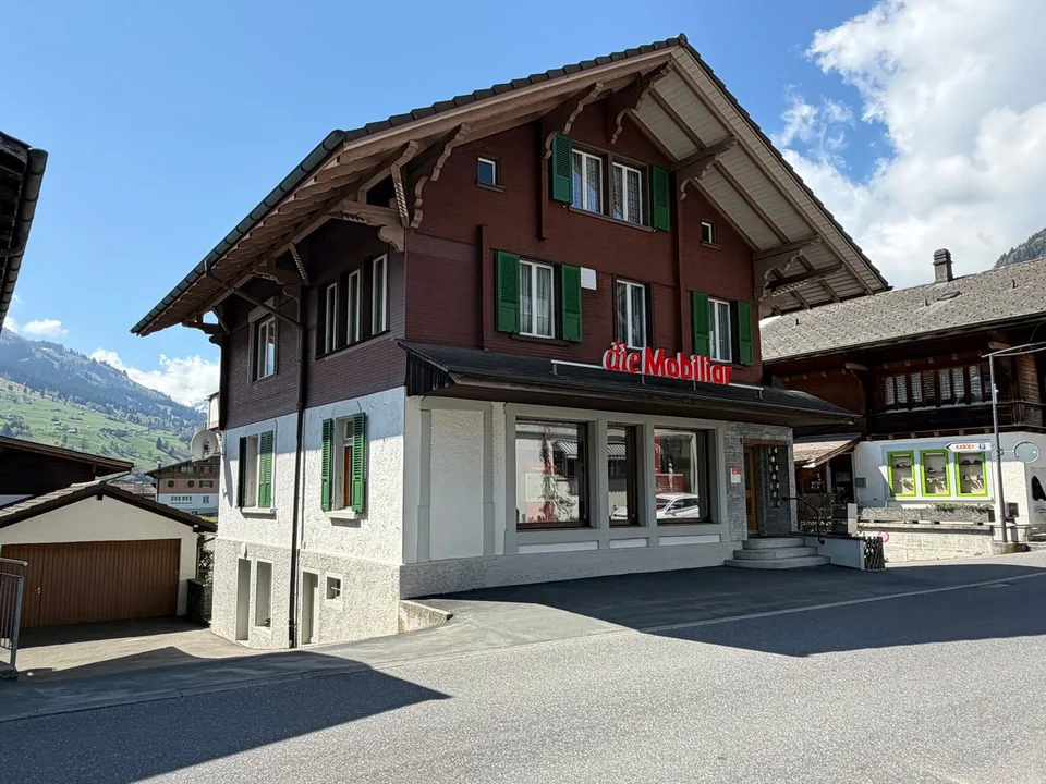 Wohngeschäftshaus mit grosszügigem Nebengebäude