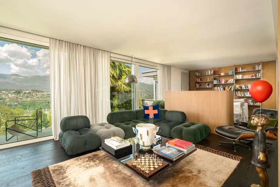 VILLA CONTEMPORAINE AVEC PISCINE ET VUE SUR LE LAC