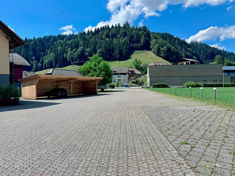 Gedeckter Parkplatz zu vermieten im Dorf