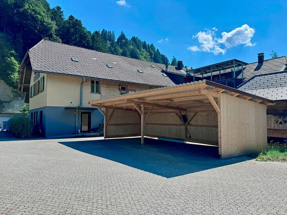 Gedeckter Parkplatz zu vermieten im Dorf