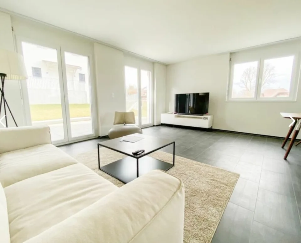 Neuwertiges 6.5 Zimmer Reihen-Eckhaus an ruhiger Lage