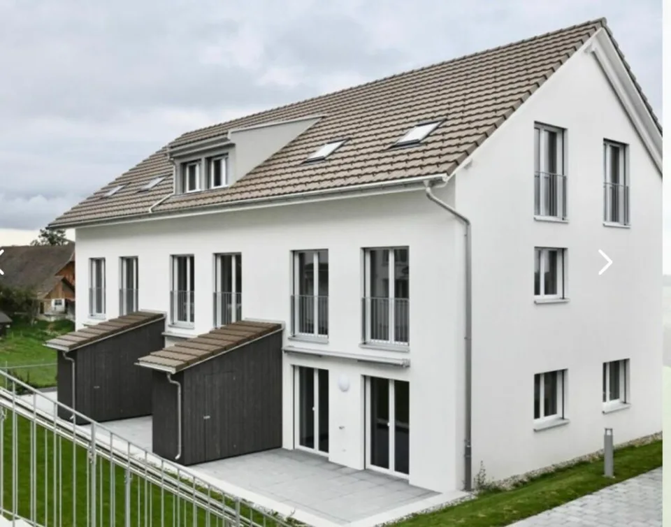 Neuwertiges 6.5 Zimmer Reihen-Eckhaus an ruhiger Lage
