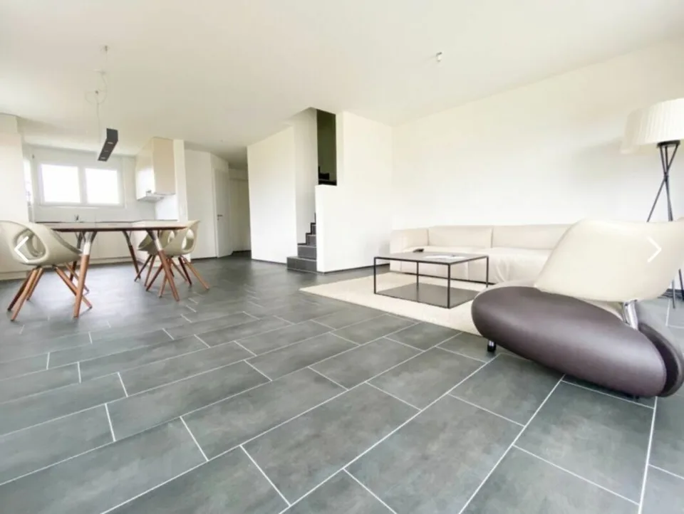 Neuwertiges 6.5 Zimmer Reihen-Eckhaus an ruhiger Lage
