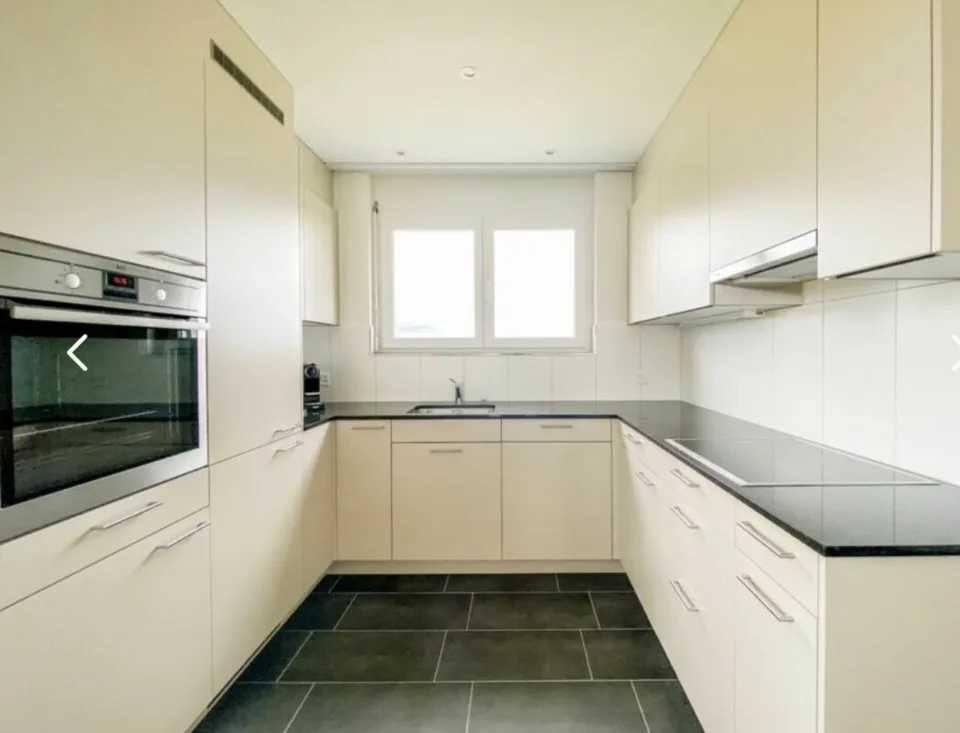 Neuwertiges 6.5 Zimmer Reihen-Eckhaus an ruhiger Lage