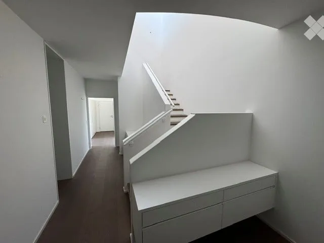 Exklusives 6.5-Zimmer-Einfamilienhaus mit Pool und Seesicht in Jona