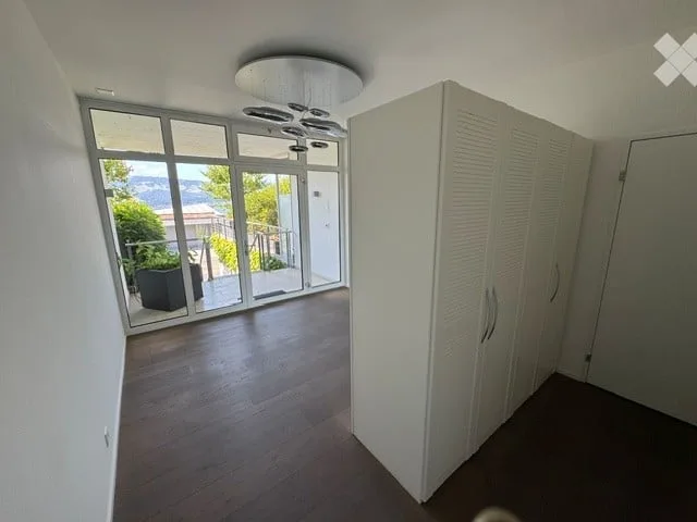 Exklusives 6.5-Zimmer-Einfamilienhaus mit Pool und Seesicht in Jona