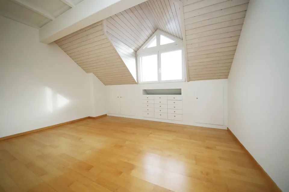 gepflegte und renovierte Dachwohnung (86 m2) mit Terrasse (10 m2)