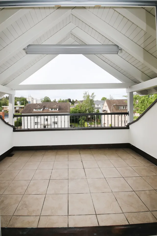 gepflegte und renovierte Dachwohnung (86 m2) mit Terrasse (10 m2)