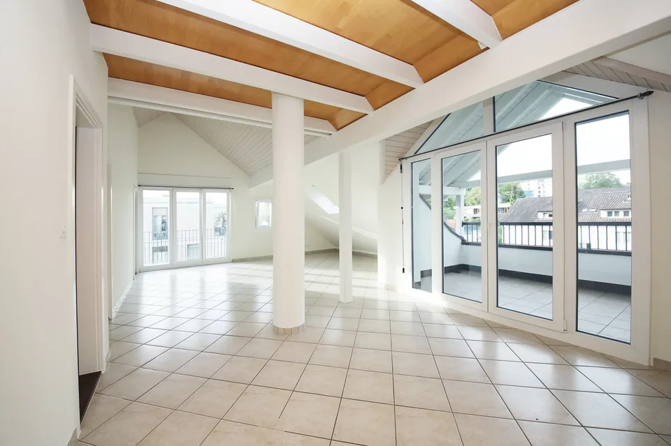gepflegte und renovierte Dachwohnung (86 m2) mit Terrasse (10 m2)